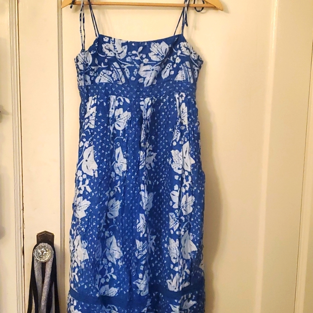 Vintage gap linen blue batik printdress. pockets and adjustable tie straps. 8
